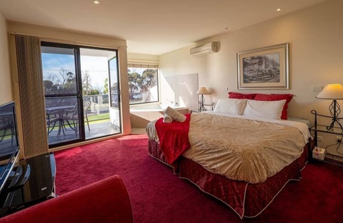Newhaven House | Moonlight Bay and Gallery Ocean View King Suite #3