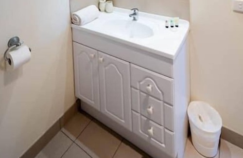 Newhaven House | Moonlight Bay and Gallery Ocean View King Suite #3