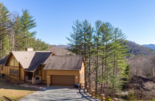 Sugar Grove House | Moonlight Manor - Views, Hot Tub, Privacy!