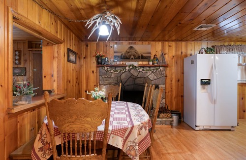 Pinetop-Lakeside Cabin | Moonridge Retreat - 3BR/2BA Cabin w/Casita/WiFi/Fenced Yard & Dog-Friendlyn