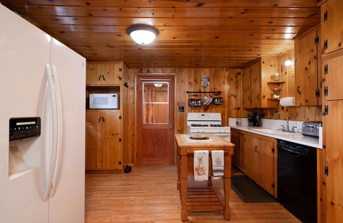 Pinetop-Lakeside Cabin | Moonridge Retreat - 3BR/2BA Cabin w/Casita/WiFi/Fenced Yard & Dog-Friendlyn