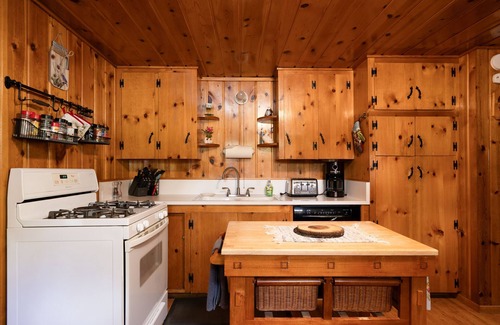 Pinetop-Lakeside Cabin | Moonridge Retreat - 3BR/2BA Cabin w/Casita/WiFi/Fenced Yard & Dog-Friendlyn