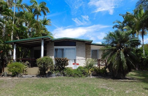 Traviston House | Moonshadow-Burrum Heads- Beachfront- 3BR- Water Views