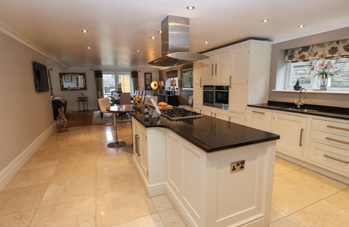 Padfield House | MOOR VIEW, pet friendly, luxury holiday cottage in Glossop