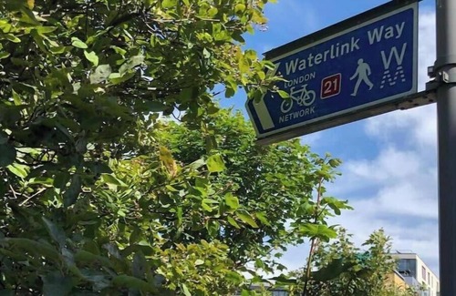 Ladywell Apartment | Morden flat close to DLR station with free parking