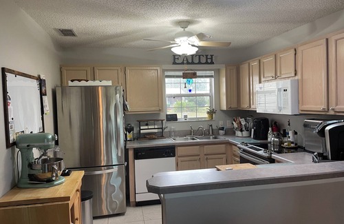 Alhambra House | Morning Coffee w/Sunrise 1-2 bedroom in The Villages w/WIFI