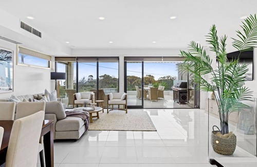 Mornington House | Mornington Beachfront Bliss - Pool, Spa & Rooftop Sunsets