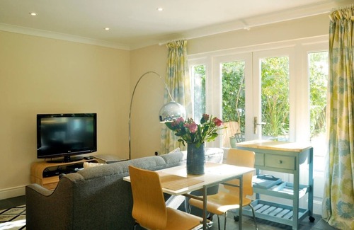 Moseley House | Moseley - House - Sleeps 4 - Parking - Garden