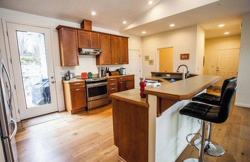 Mosier House | Mosier River View- 2 Bedrooms, 1.5 Bathrooms - Sweeping Panoramas