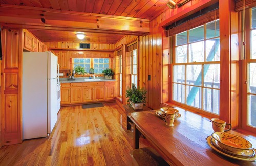 Helen Cabin | Most Booked Cabin in Helen /60 second Walk to Town /Free Parking /Two Jacuzzi