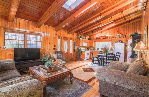 Helen Cabin | Most Booked Cabin in Helen /60 second Walk to Town /Free Parking /Two Jacuzzi