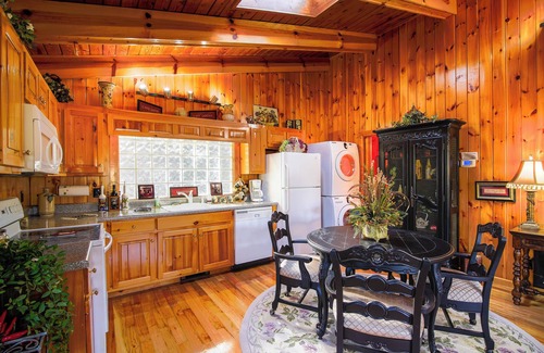 Helen Cabin | Most Booked Cabin in Helen /60 second Walk to Town /Free Parking /Two Jacuzzi