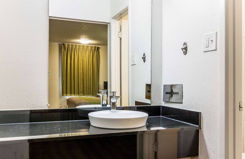 Alexandria Hotel | Motel 6 Alexandria, LA - South