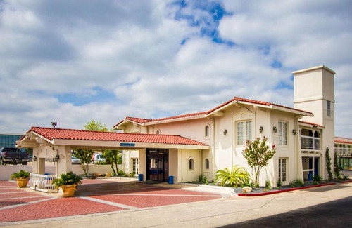 St. Johns Hotel | Motel 6-Austin, TX - Midtown