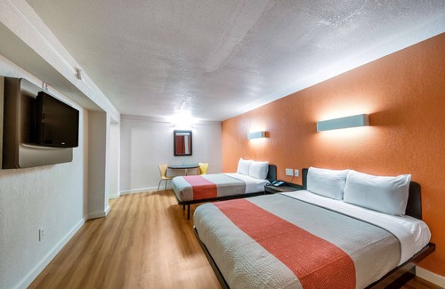 Farmers Branch Hotel | Motel 6 Dallas, TX - Farmers Branch
