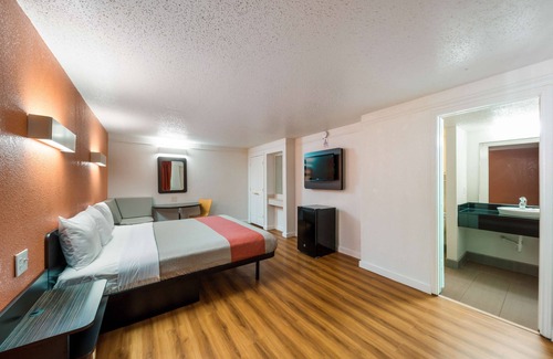 Farmers Branch Hotel | Motel 6 Dallas, TX - Farmers Branch