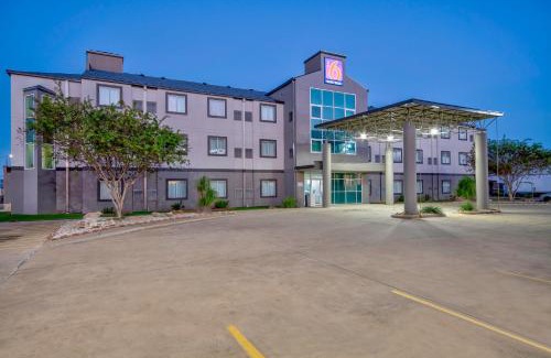 Harlingen Hotel | Motel 6-Harlingen, TX
