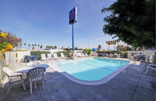 Bonanza Hotel | Motel 6-Laredo, TX - South