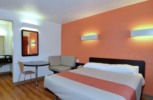Bonanza Hotel | Motel 6-Laredo, TX - South