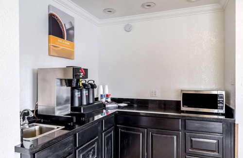 Arena District Hotel | Motel 6 San Antonio, Tx - Frost Bank Center