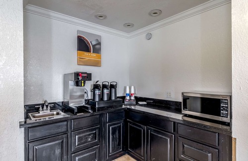 Arena District Hotel | Motel 6 San Antonio, Tx - Frost Bank Center
