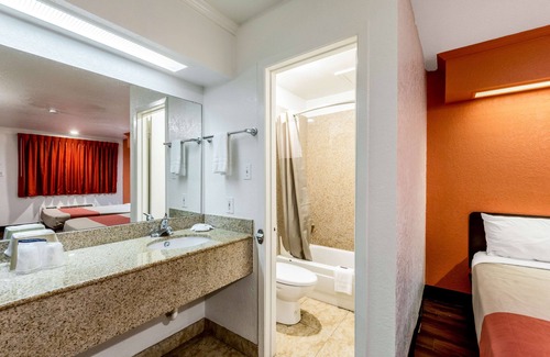 Arena District Hotel | Motel 6 San Antonio, Tx - Frost Bank Center
