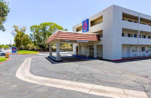 Tempe Hotel | Motel 6 Tempe, AZ Phoenix Airport Priest Dr