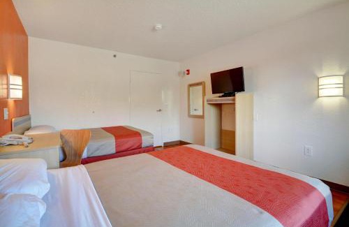 South Glastonbury Hotel | Motel 6-Wethersfield, CT - Hartford