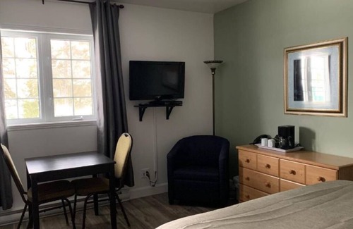 Baie-St-Paul Hotel | Motel Des Cascades: Room with 2 Large Queen-Size Beds