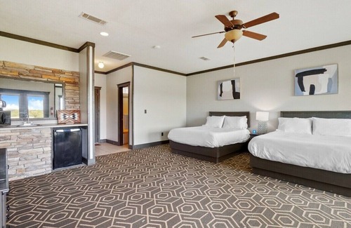Graford Hotel | MotorBoat Inn Suite 16 ADA
