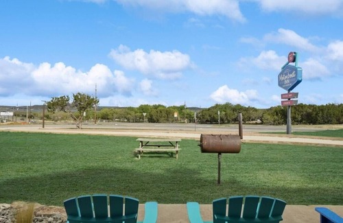 Graford Hotel | MotorBoat Inn Suite 16 ADA