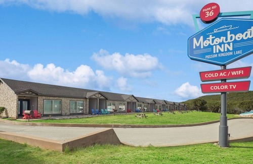 Graford Hotel | MotorBoat Inn Suite 16 ADA