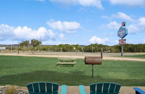 Graford Hotel | MotorBoat Inn Suite 3