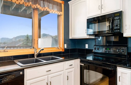 Estes Park Condo | Mount Nimbus w/HOT TUB at Marys Lake!