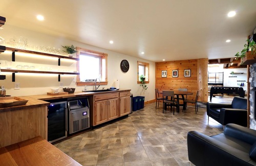 Centre Hall House | Mount Nittany Lodge - Luxury Mountaintop Home, Chef's Kitchen, 5 BR's 4 Baths