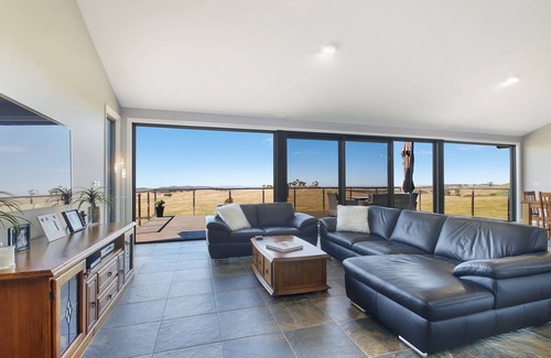Wayo House | Mount Wayo Retreat - Goulburn (Sleeps up to 10)