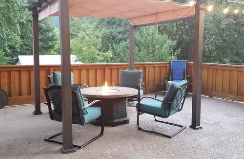 Dunsmuir House | Mountain Bungalow, tall pines, deck, in town.