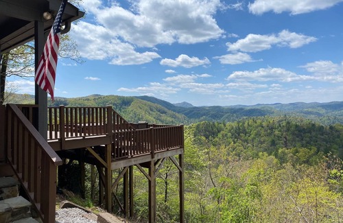 Ferguson Cabin | Mountain Cabin,Panoramic View,Hot Tub, WiFi, Grill,Deck