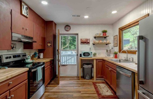 Maggie Valley Cottage | Mountain Dreams- Peaceful, Charming, Pet Friendly