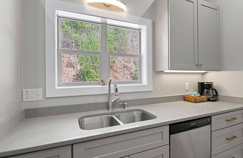 Sylva Condo | Mountain Escape, Balcony, Grill, and View!