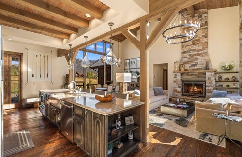 Big Sky House | Mountain Escape | Hot Tub, Firepit, Movie Theatre + More!