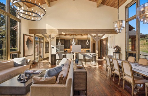 Big Sky House | Mountain Escape | Hot Tub, Firepit, Movie Theatre + More!