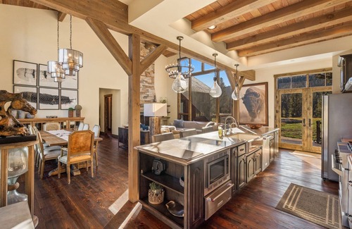 Big Sky House | Mountain Escape | Hot Tub, Firepit, Movie Theatre + More!