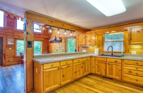 Maggie Valley House | Mountain Escape with fantastic views & hot tub!