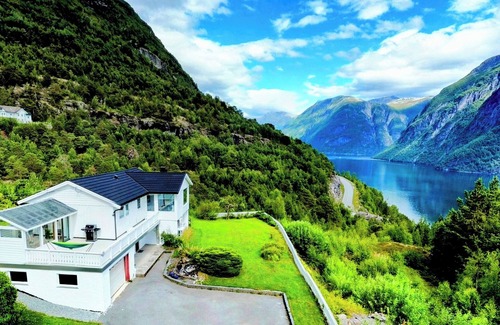 Hellesylt Apartment | Mountain garden by the Geirangerfjord