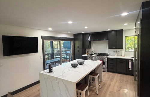 Tahoe Island House | Mountain Gem, large house perfect for families.