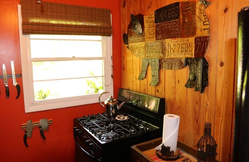 Candler Cabin | Mountain Getaway For Couples! 17 miles to Asheville, Pet Friendly, Hot Tub