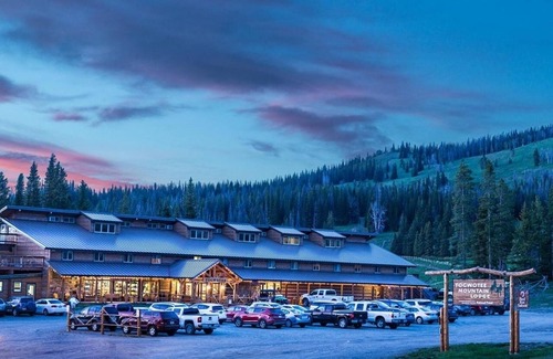 Moran Hotel | Mountain Getaway with Alpine Decor | Free Onsite Parking & Pet-friendly