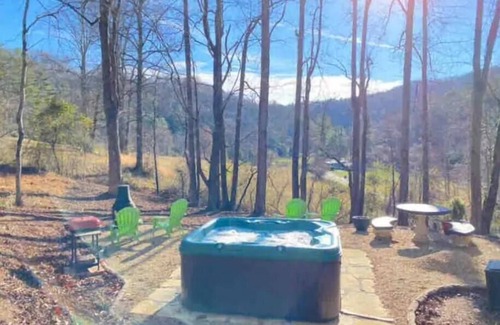 Horse Shoe House | Mountain Hideaway - HOT TUB