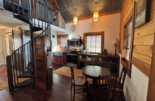 Roan Mountain Cabin | Mountain Hideaway! A Beautiful Creekside Cabin Now With New Lower Rates!